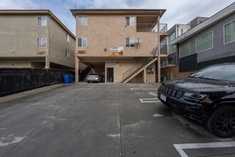 5231 Huntington Dr in Los Angeles, CA - Building Photo - Building Photo