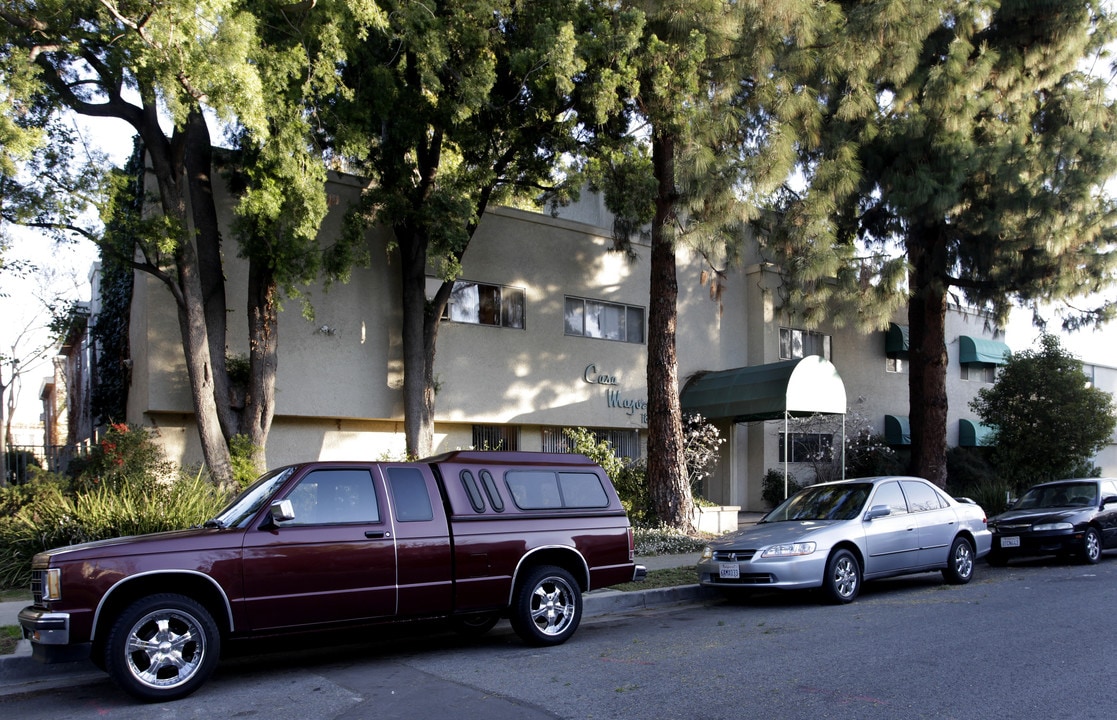 18645-1865 Collins St in Tarzana, CA - Building Photo