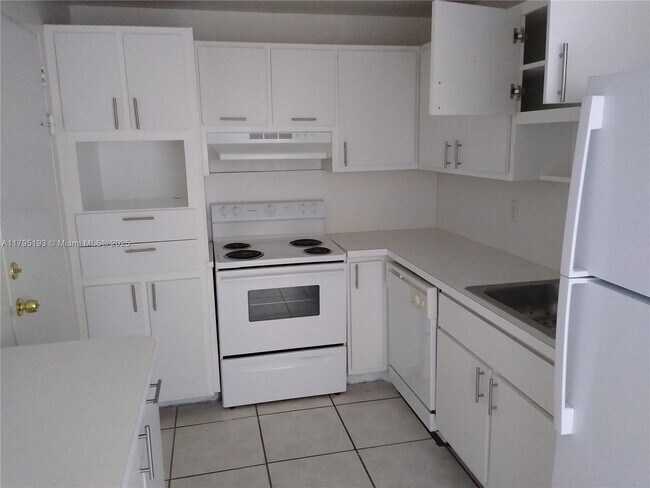 353 W 47th St in Miami Beach, FL - Building Photo - Building Photo