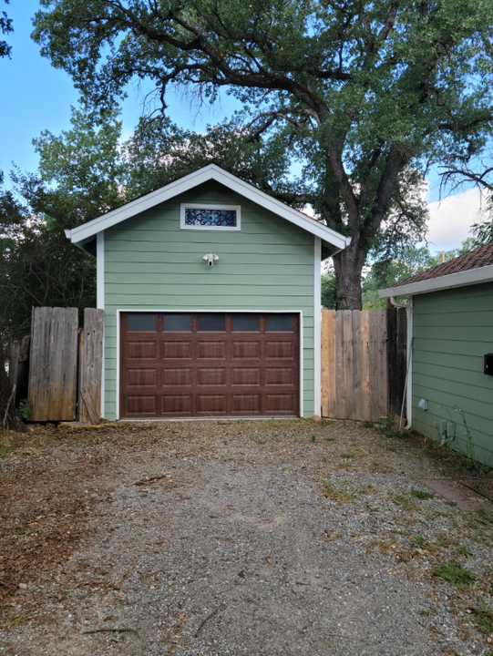 123 Hawley Rd in Redding, CA - Foto de edificio