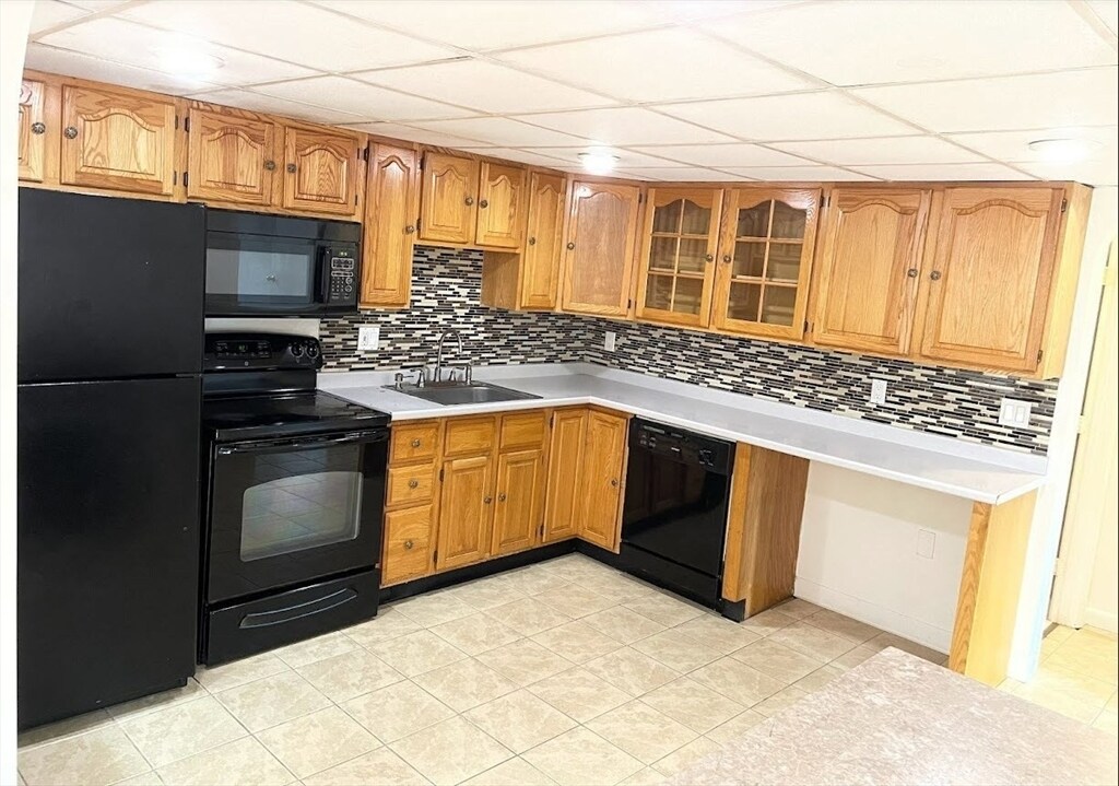 4 Shadowbrook Ln in Milford, MA - Building Photo