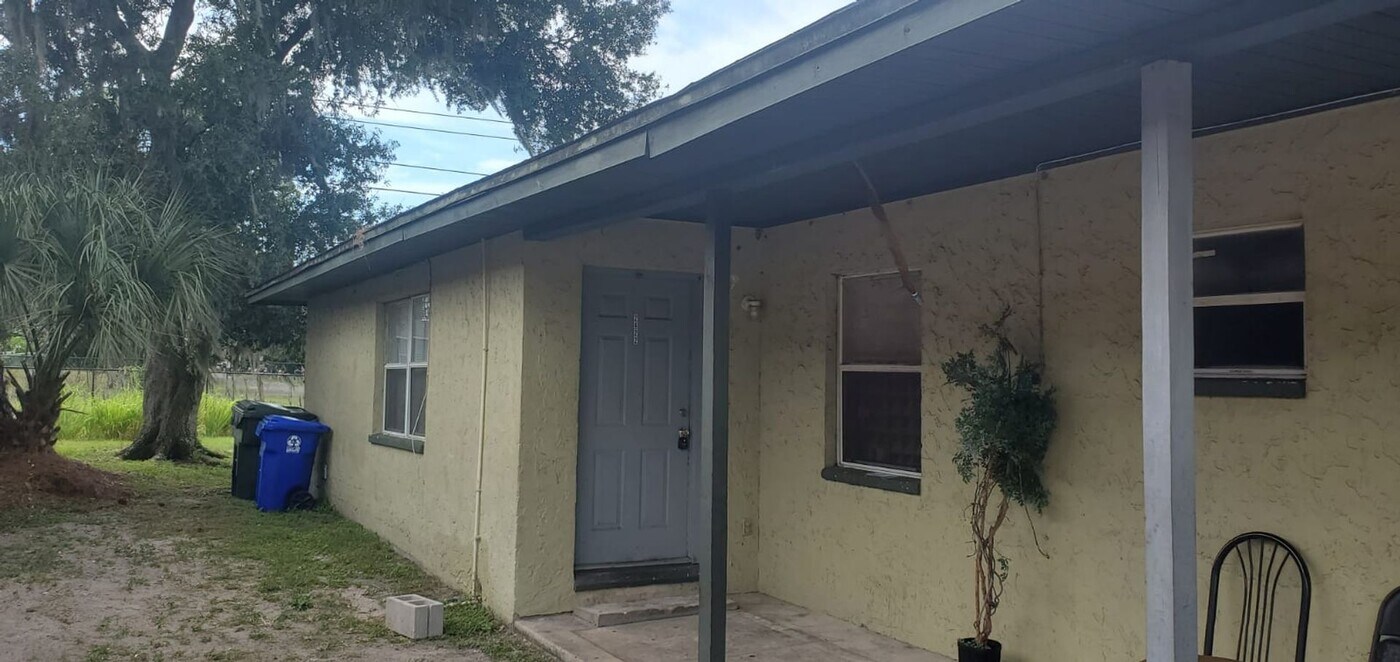2420-2422 Chestnut Woods Dr in Lakeland, FL - Building Photo