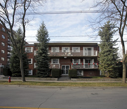 Lakeview and Lakeside Apartments in Oakville, ON - Building Photo - Building Photo