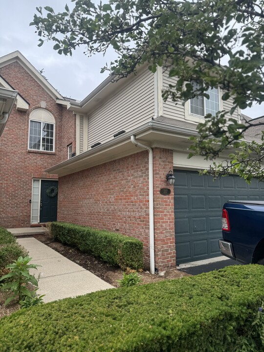 317 James Cir in Royal Oak, MI - Foto de edificio
