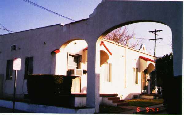 112-118 1/2 S. Encinitas in Monrovia, CA - Foto de edificio