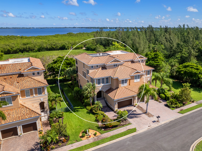 9111 43rd Terrace W in Bradenton, FL - Foto de edificio - Building Photo