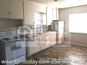 8420 S Tacoma Way in Lakewood, WA - Building Photo - Building Photo