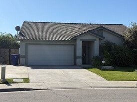 400 Gandola Dr in Bakersfield, CA - Building Photo