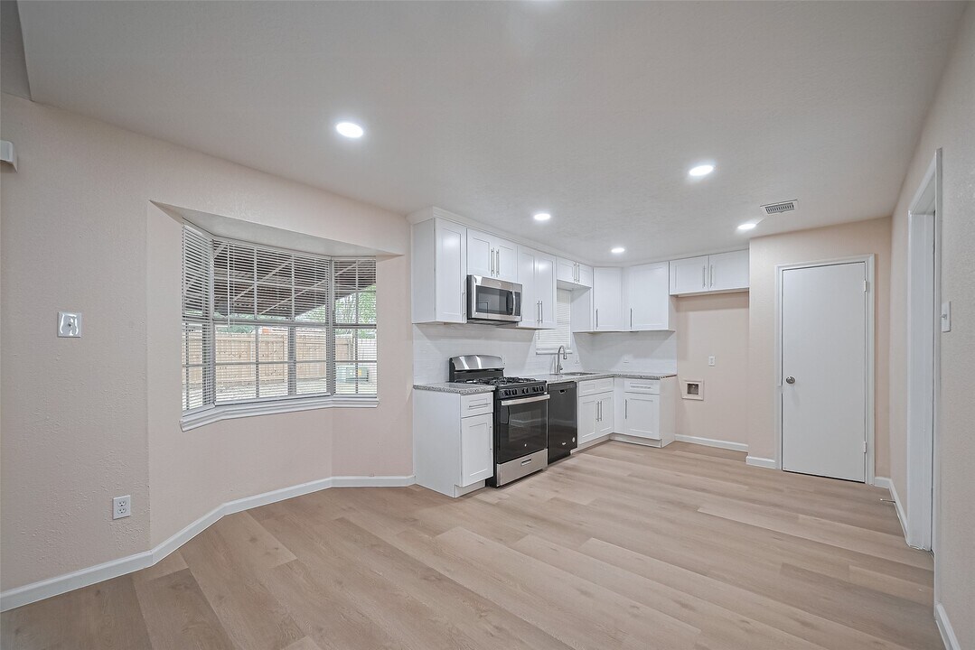 1612 Sleepy Hollow Dr in Pearland, TX - Building Photo