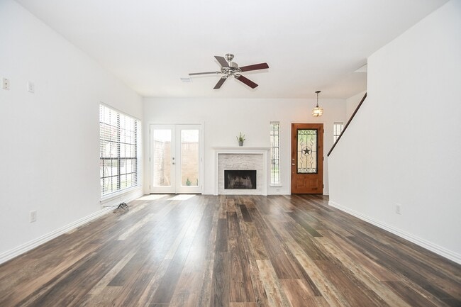 property at 718 Country Pl Dr