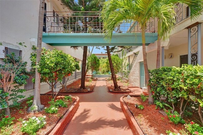 7300 Byron Ave, Unit 15B in Miami Beach, FL - Building Photo - Building Photo