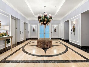 3376 Peachtree Rd NE in Atlanta, GA - Foto de edificio - Building Photo