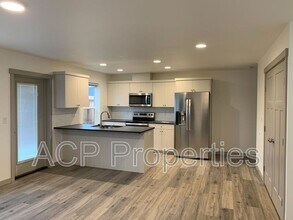 2046 Aaron Dr in Lynden, WA - Building Photo - Building Photo