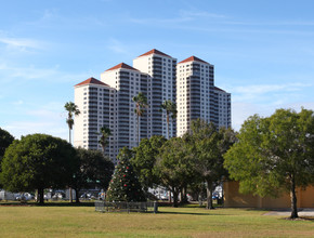 High Point Place in Ft. Myers, FL - Foto de edificio - Building Photo