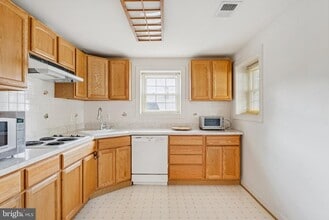 12891 Crouch Dr in Fairfax, VA - Building Photo - Building Photo