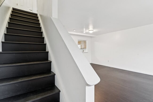16 Byington Pl in Norwalk, CT - Building Photo - Building Photo