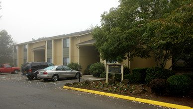 Spring Mountain Apartments in Salem, OR - Foto de edificio - Building Photo