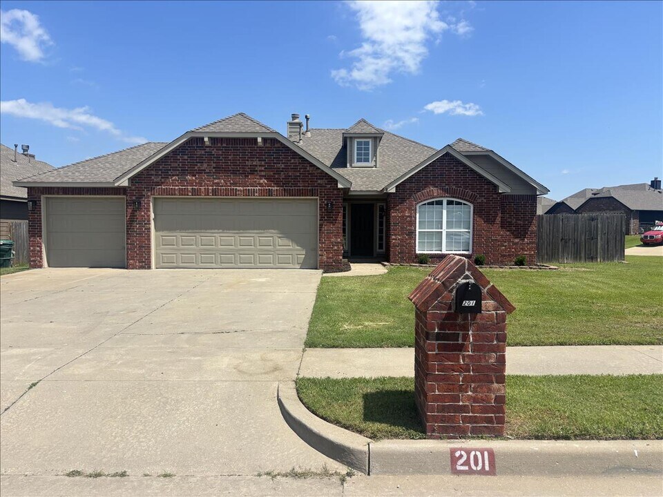 201 W 53rd St in Sand Springs, OK - Building Photo