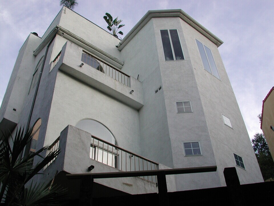 3030 Passmore Dr in Los Angeles, CA - Building Photo