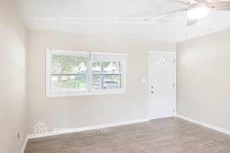9449 Park Lake Dr in Pinellas Park, FL - Building Photo - Building Photo