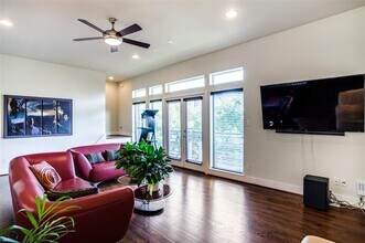 5711 Ross Ave in Dallas, TX - Building Photo - Building Photo