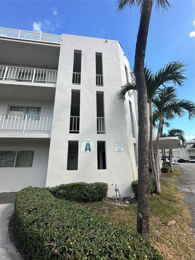 7713 N Kendall Dr in Miami, FL - Building Photo - Building Photo