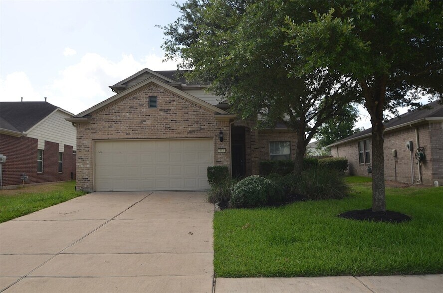 915 Butterfly Ln in Rosenberg, TX - Building Photo