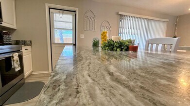 1420 Continental Dr in Daytona Beach, FL - Building Photo - Building Photo