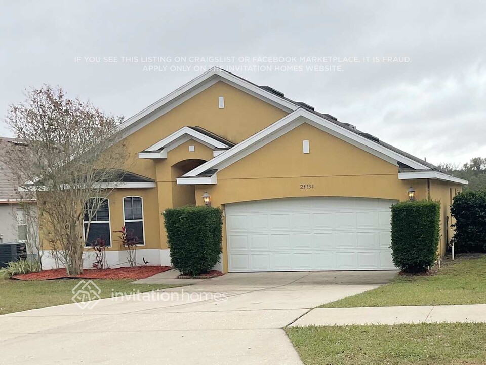 25134 Chipshot Ct in Sorrento, FL - Building Photo