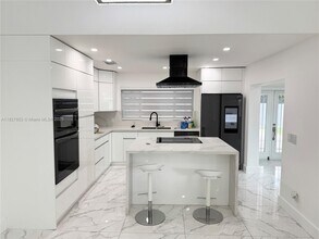 921 SW 112th Ave in Pembroke Pines, FL - Building Photo - Building Photo
