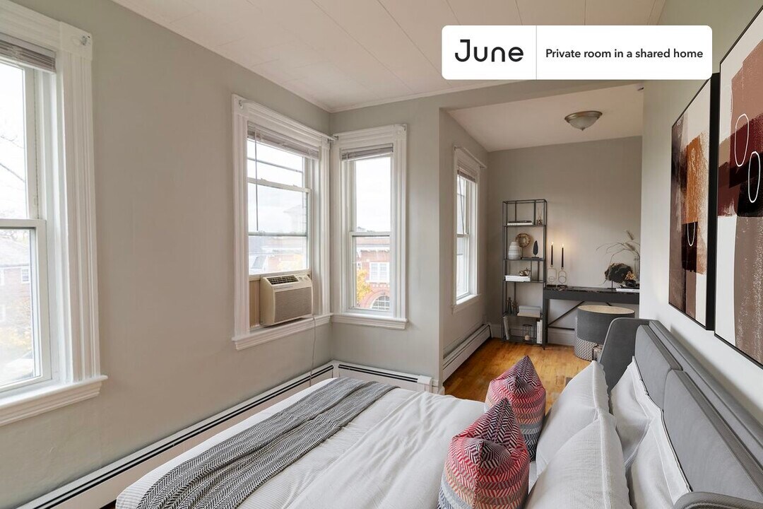 Private bedroom in 4 bed/1 bath Home in Boston, MA - Building Photo