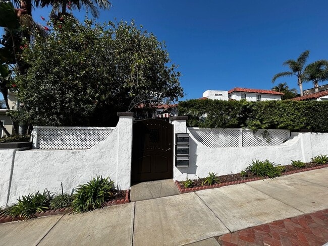 257 Granada Ave in Long Beach, CA - Foto de edificio - Building Photo