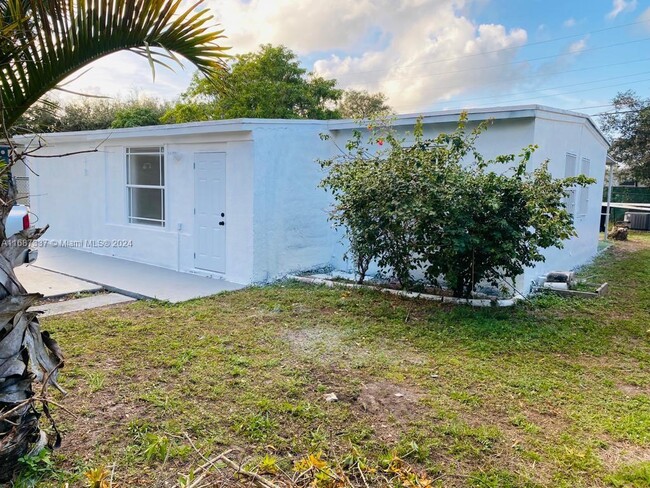 2097 Rutland St in Opa Locka, FL - Foto de edificio - Building Photo