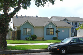 313 S Horne St in Oceanside, CA - Foto de edificio - Building Photo