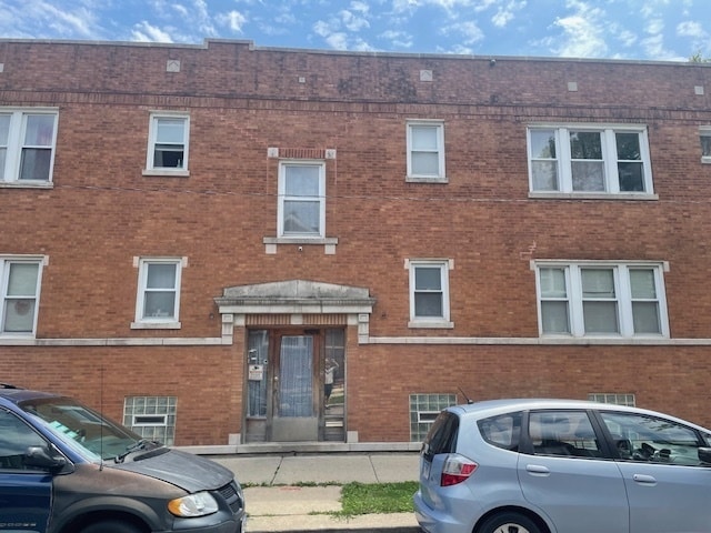 property at 3925 W Wellington Ave