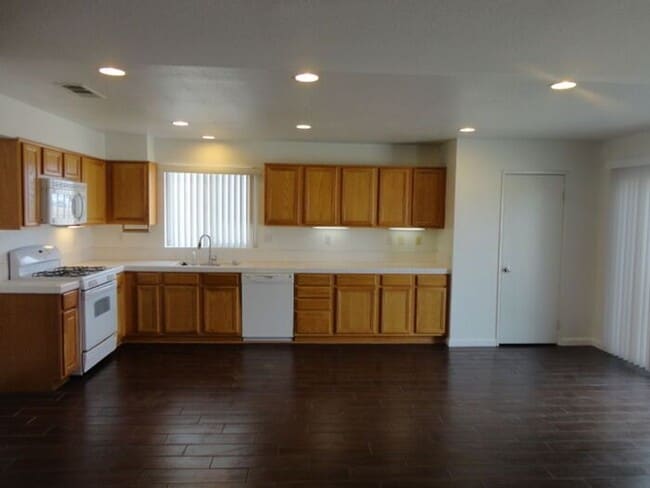 38218 Armstrong Dr in Palmdale, CA - Building Photo - Building Photo