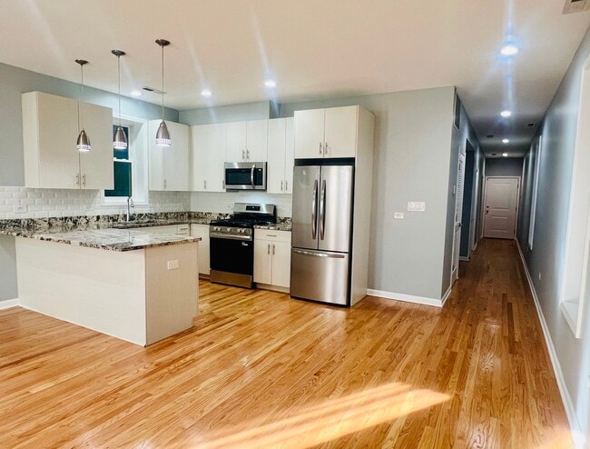 1750 W Cermak Rd in Chicago, IL - Building Photo - Building Photo