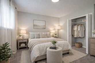 Point Place Apartments in Toledo, OH - Foto de edificio - Building Photo