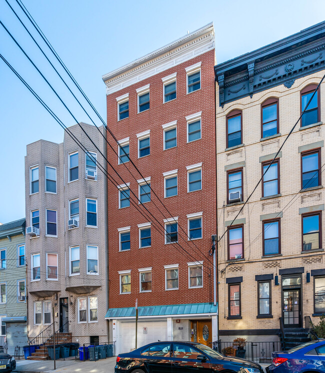 325 Monroe St in Hoboken, NJ - Foto de edificio - Building Photo