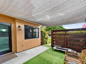 8009 NW 71st Ct in Tamarac, FL - Foto de edificio - Building Photo