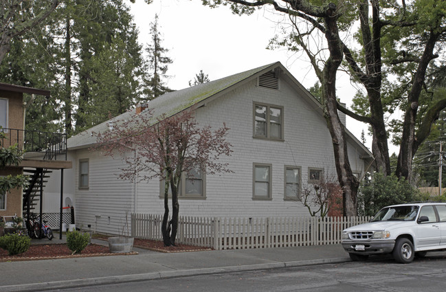 Redwood Apartments in Napa, CA - Foto de edificio - Building Photo