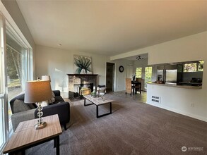 217 Lake Louise Dr SW in Tacoma, WA - Building Photo - Building Photo