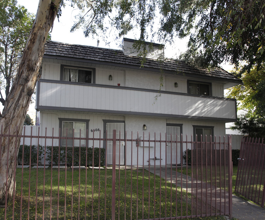 6508 Coldwater Canyon Ave in North Hollywood, CA - Foto de edificio