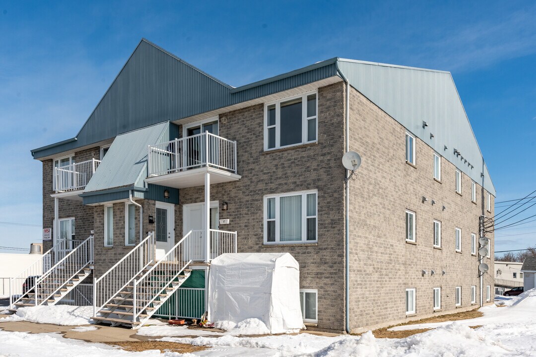 245 Monseigneur-Bourget Rte in Lévis, QC - Building Photo