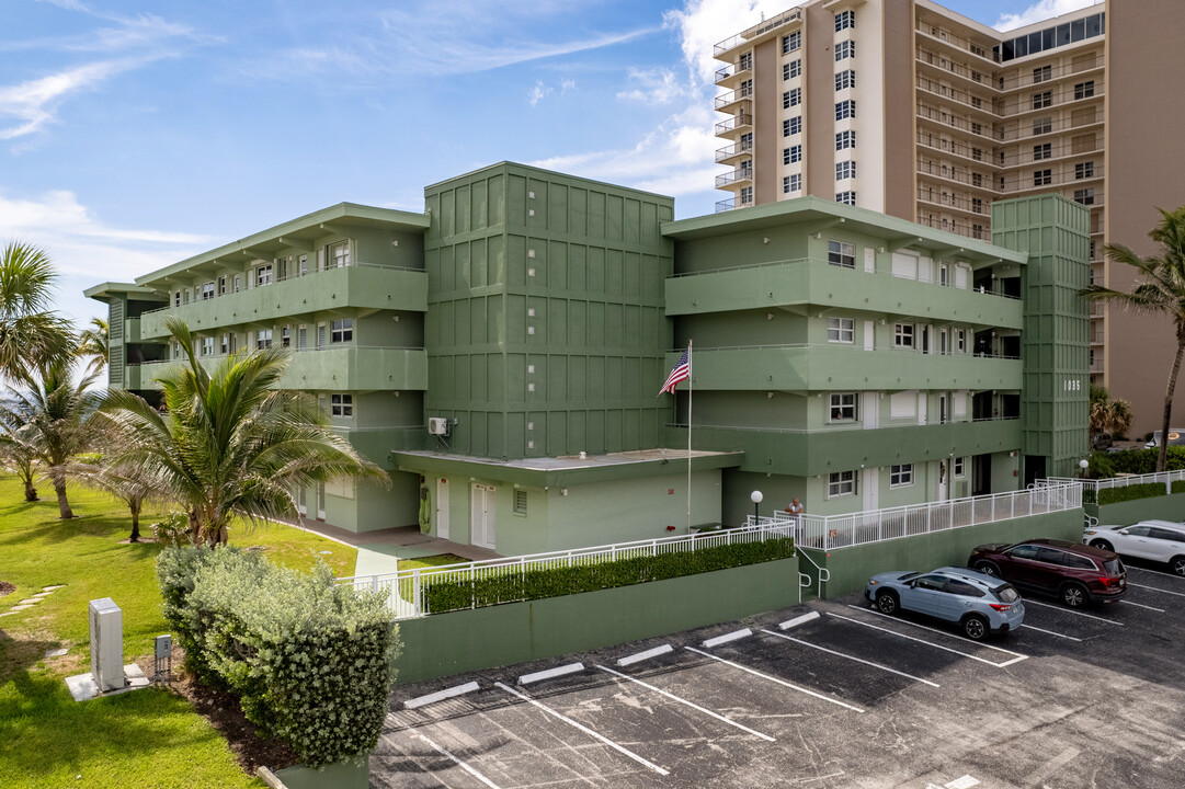 Hillsboro Mile Tower in Hillsboro Beach, FL - Building Photo