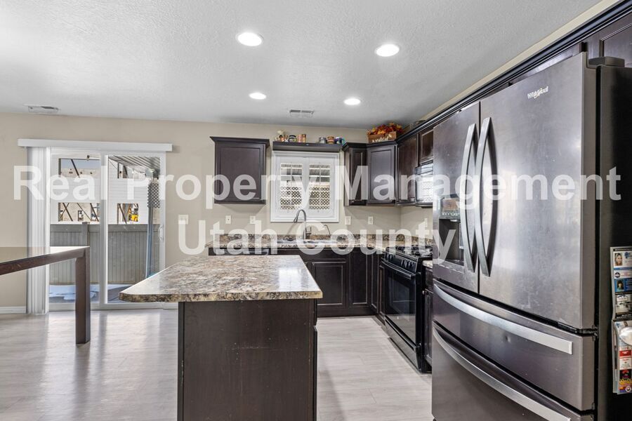 626 S State Rd in Pleasant Grove, UT - Building Photo