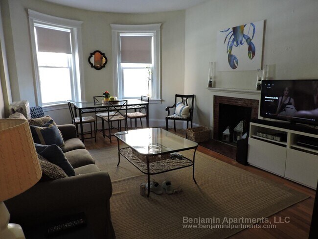 1688 Beacon St, Unit 1A in Brookline, MA - Foto de edificio - Building Photo