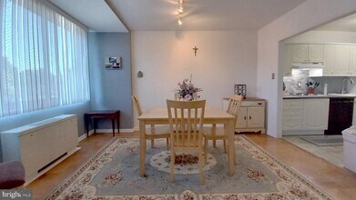 10401 Grosvenor Pl in Rockville, MD - Building Photo - Building Photo