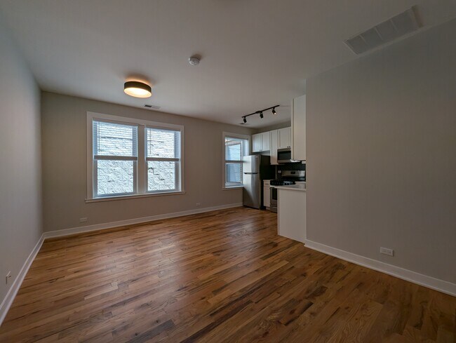 650 W Wrightwood Ave, Unit #656-403 in Chicago, IL - Foto de edificio - Building Photo