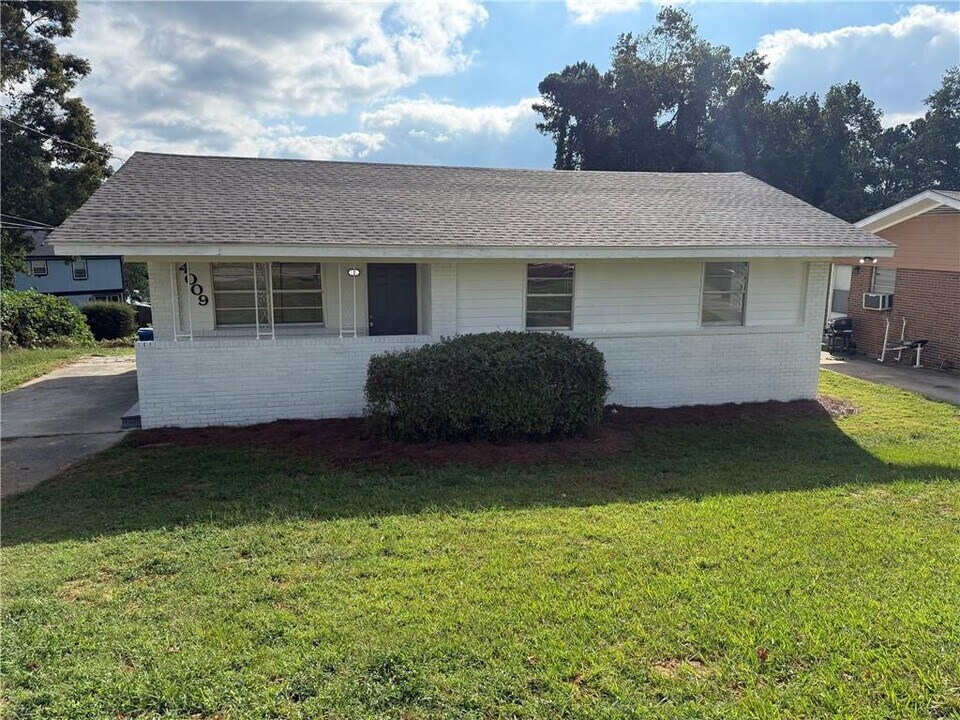 4009 Ester Dr SW in Atlanta, GA - Building Photo
